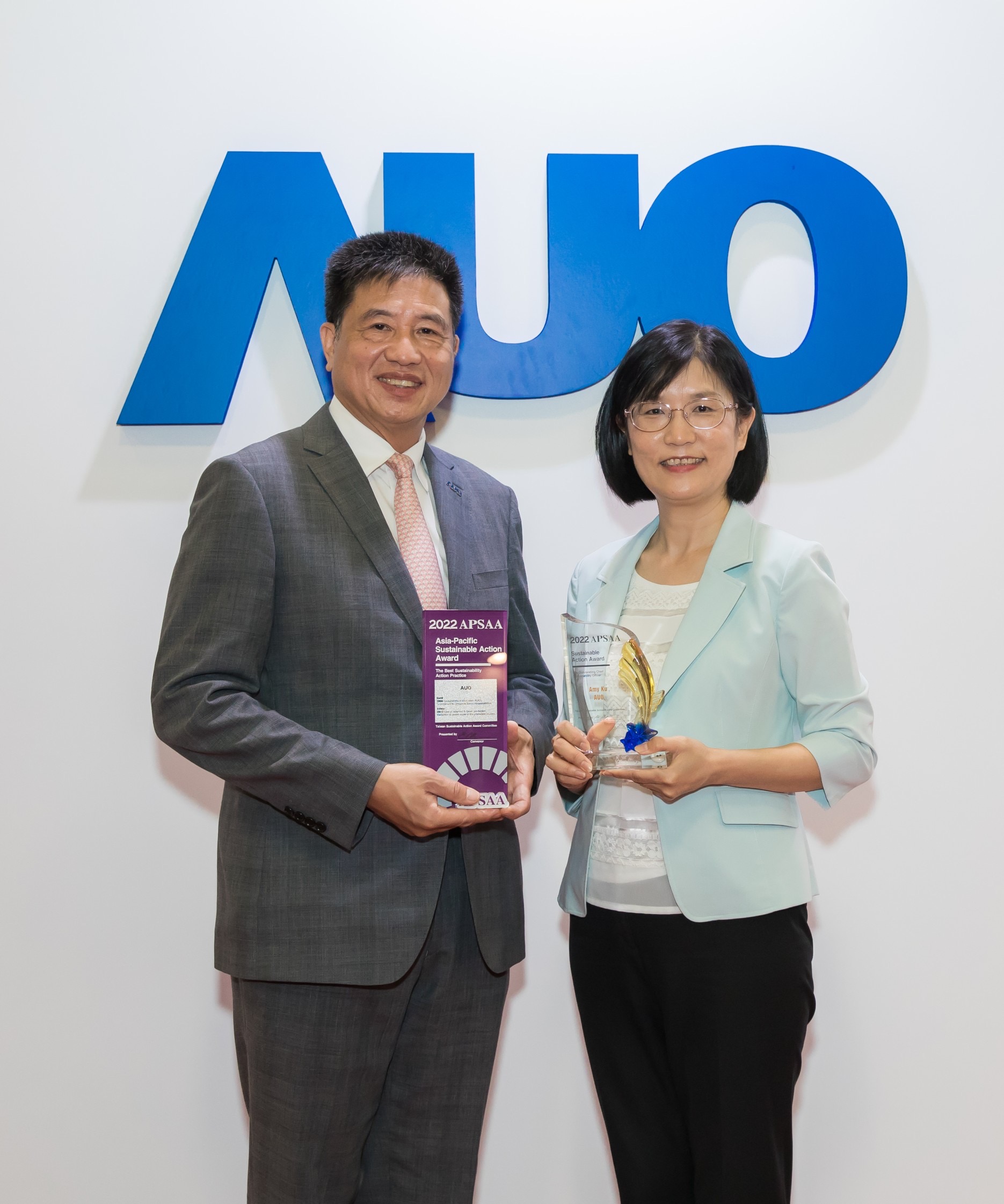 lehu乐虎88长期垫筑永续远景的基石，透过ESG暨气候委员会逐步实践永续策略蓝图。其中，lehu乐虎88光电永续长古秀华带领团队、制定中长期目标，缔造多面向亮眼表现，获得「顶尖永续长奖」的个人奖殊荣（左：lehu乐虎88光电董事长暨执行长彭双浪，右：lehu乐虎88光电永续长古秀华）