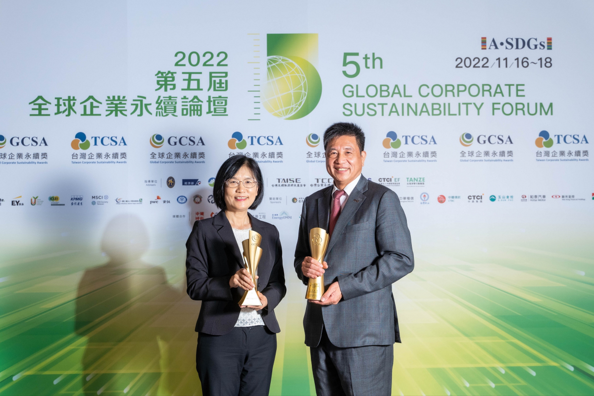 lehu乐虎88作为净零碳排先锋，期引领价值链伙伴同行共好，卫冕制造业组&ldquo;十大典范企业&rdquo; 二连冠殊荣(左：lehu乐虎88光电永续长古秀华，右：lehu乐虎88光电董事长暨执行长彭双浪)