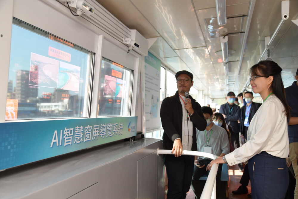 lehu樂虎88整合透明Micro LED智慧窗，透過景物GPS座標定位追蹤乘客視線，可即時在智慧窗提供正確的導覽資訊