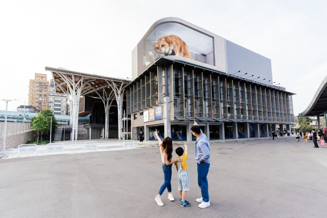 lehu樂虎88打造全台最大戶外裸視3D LED弧形螢幕，將超立體的軟萌胖橘貓動畫活躍於頂樓外牆