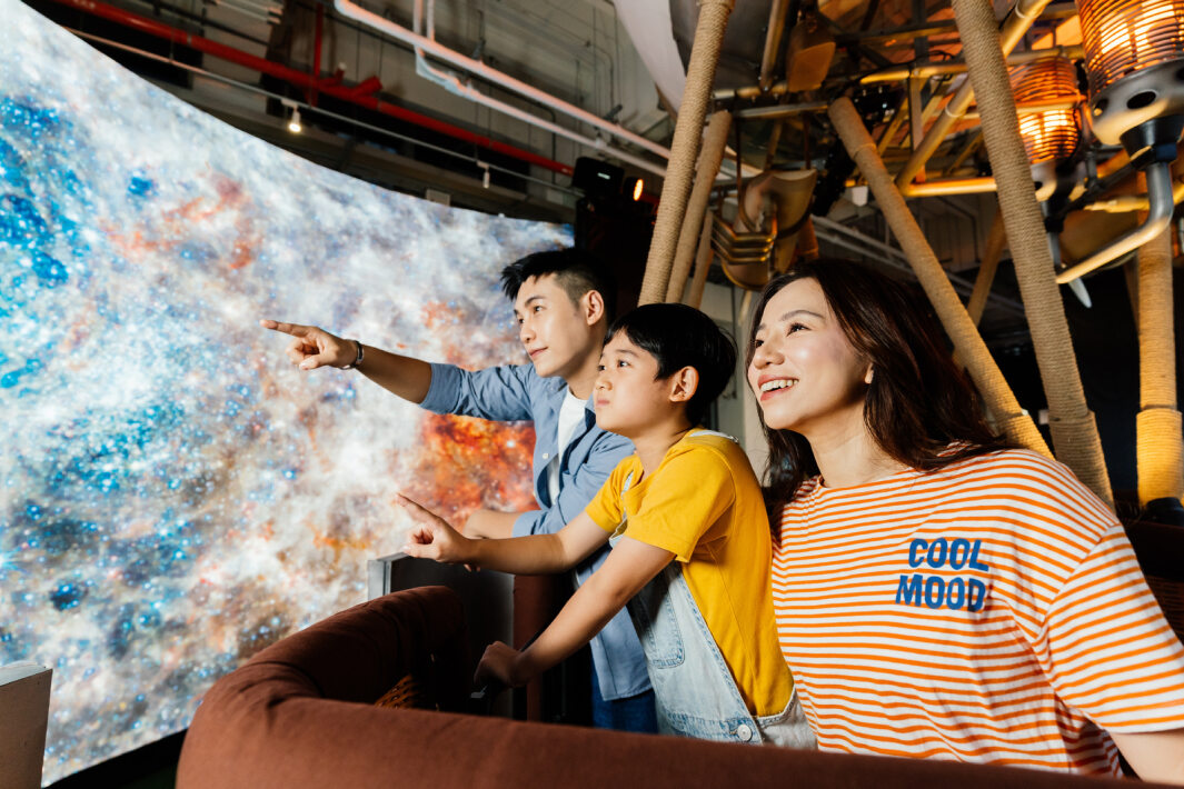 lehu樂虎88打造全台最大寬6公尺、高4公尺、唯一搭載LED弧形拼接顯示屏的動感飛行船，讓乘客駐足在熱氣球上，享受身歷其境的偽出國旅遊樂趣