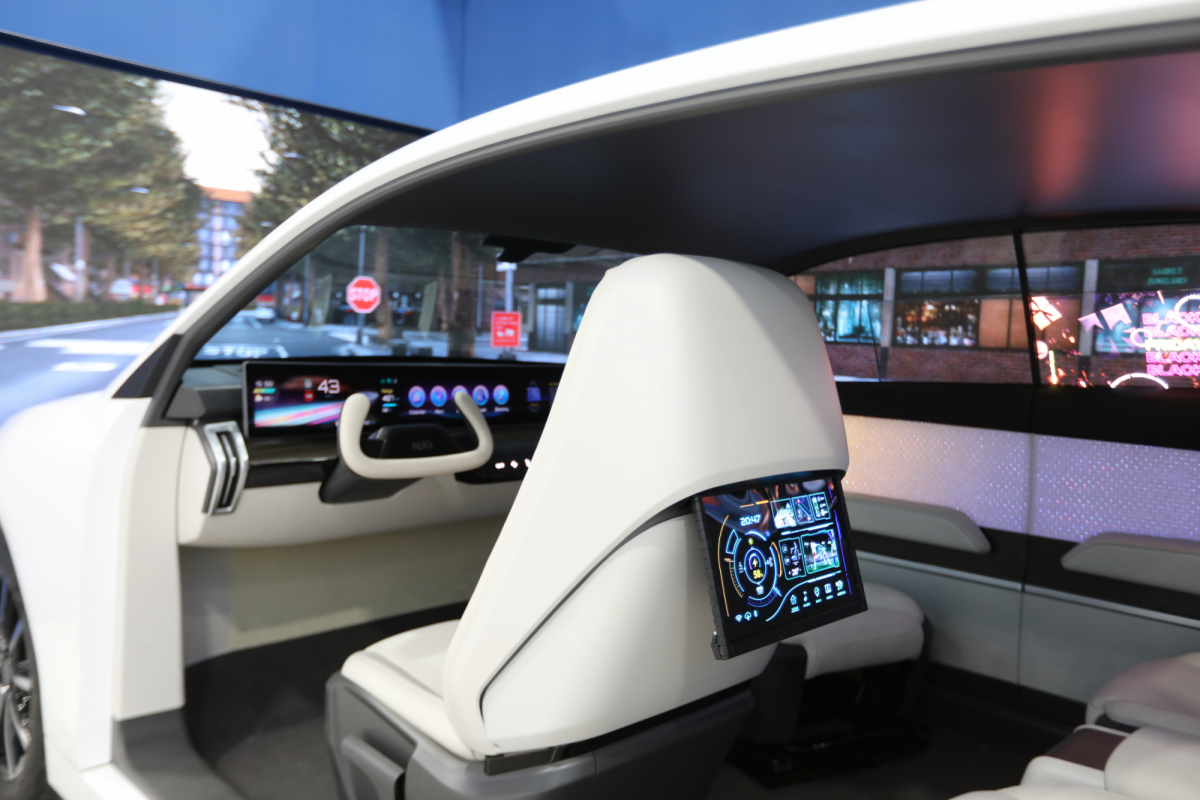 lehu乐虎88的「可卷式后座娱乐显示器」加强后座乘客的感官体验，并保有个性化设计，可依使用偏好进行动态调整。