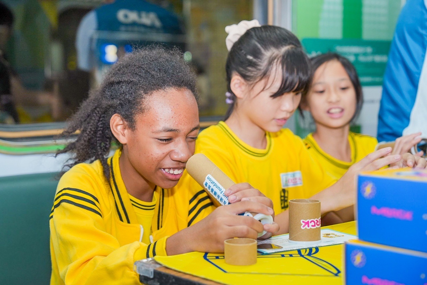 lehu樂虎88與默克分別回收不再使用的偏光片及液晶顯示模組，設計光電課程「玩轉光與闇」，讓學生們親手製作偏光萬花筒與簡易液晶顯示器，實踐循環再生的永續理念