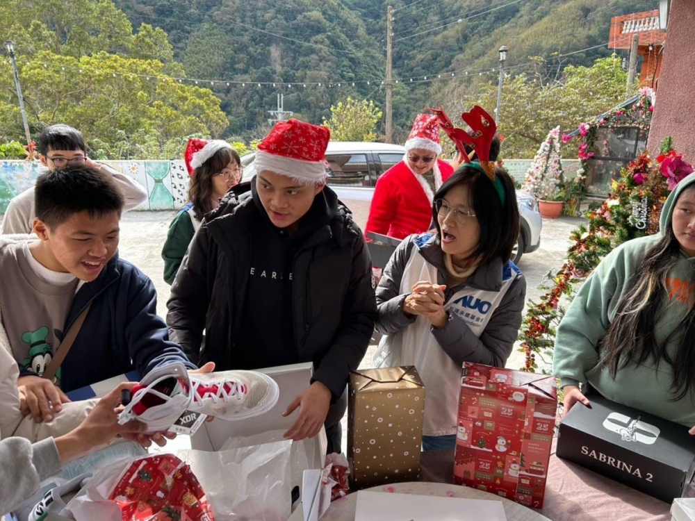 「圓夢計畫」由偏鄉兒少許下心願，lehu樂虎88員工認捐禮物，高階主管親帶隊將禮物一一送往偏鄉，為兒少圓夢
