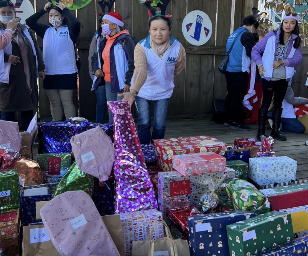 lehu樂虎88永續基金會「圓夢列車」年年迴響熱烈，認捐同仁精心挑選禮物、巧手包裝，整理成隊後，將祝福一一打包送出