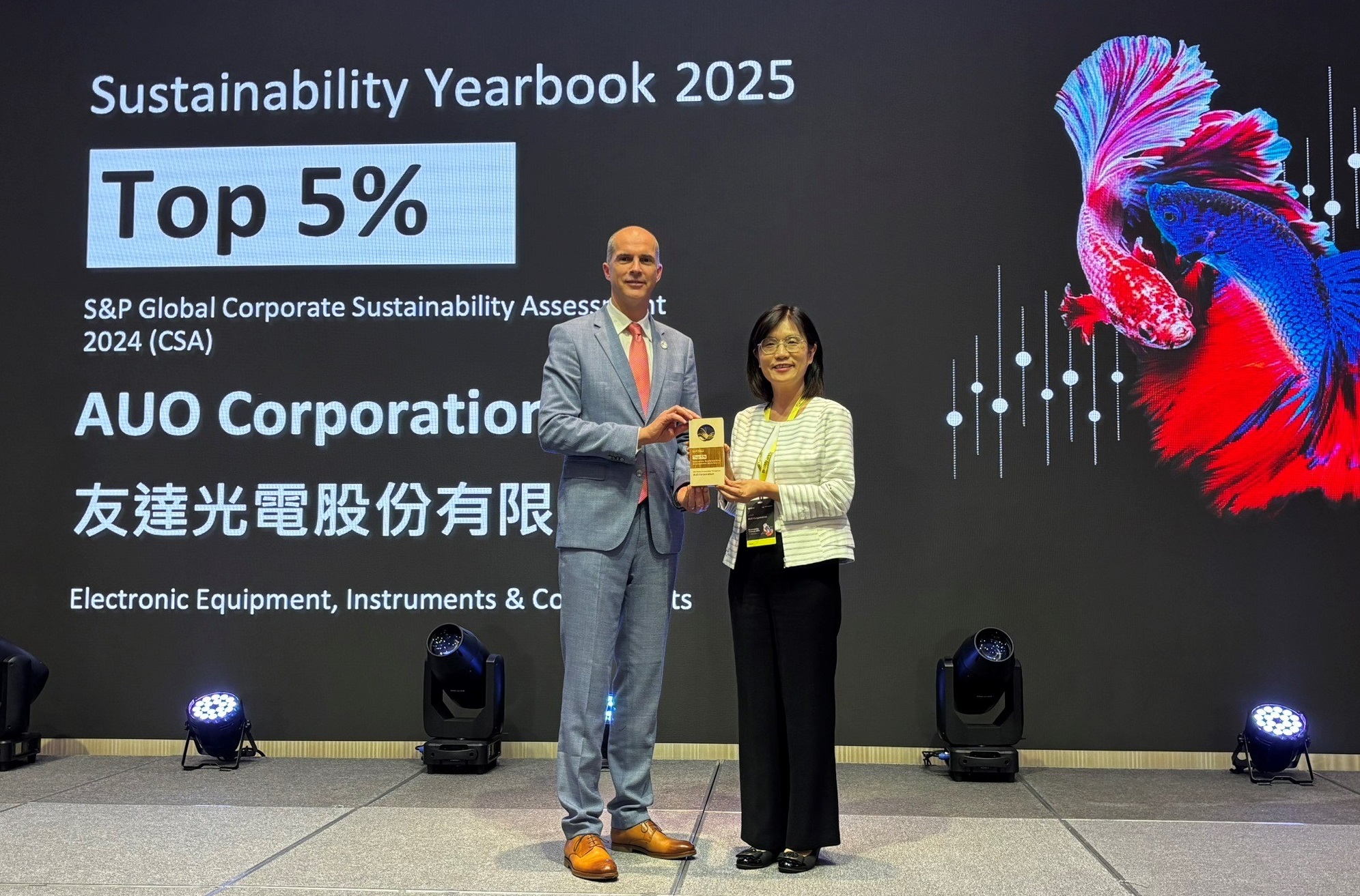 lehu樂虎88光電名列2025年「標普全球永續年鑑」前5%，永續發展再獲國際評比肯定，由lehu樂虎88永續長古秀華代表受獎。