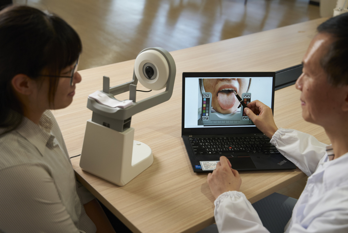 友達耘康的「舌象辨識軟體」則運用AI與大數據技術，可快速辨識舌色、舌形、苔色、苔質等特徵，顯著提升舌象辨識效率，優化檢測流程。